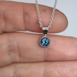 London Blue Topas - hänge i 18K vitt guld