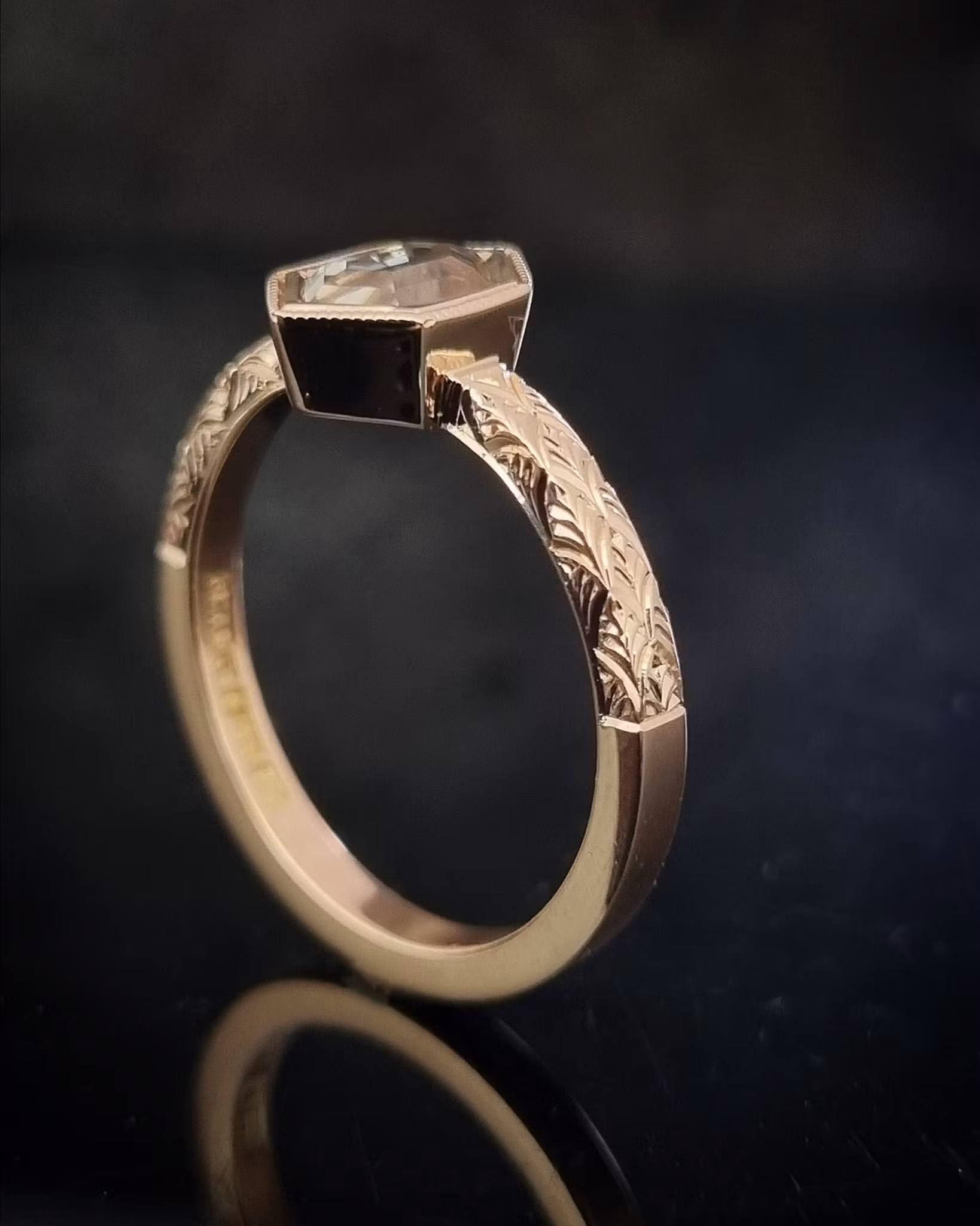 Fawn 'Art Deco' - Solitär i 18K med champagnesafir