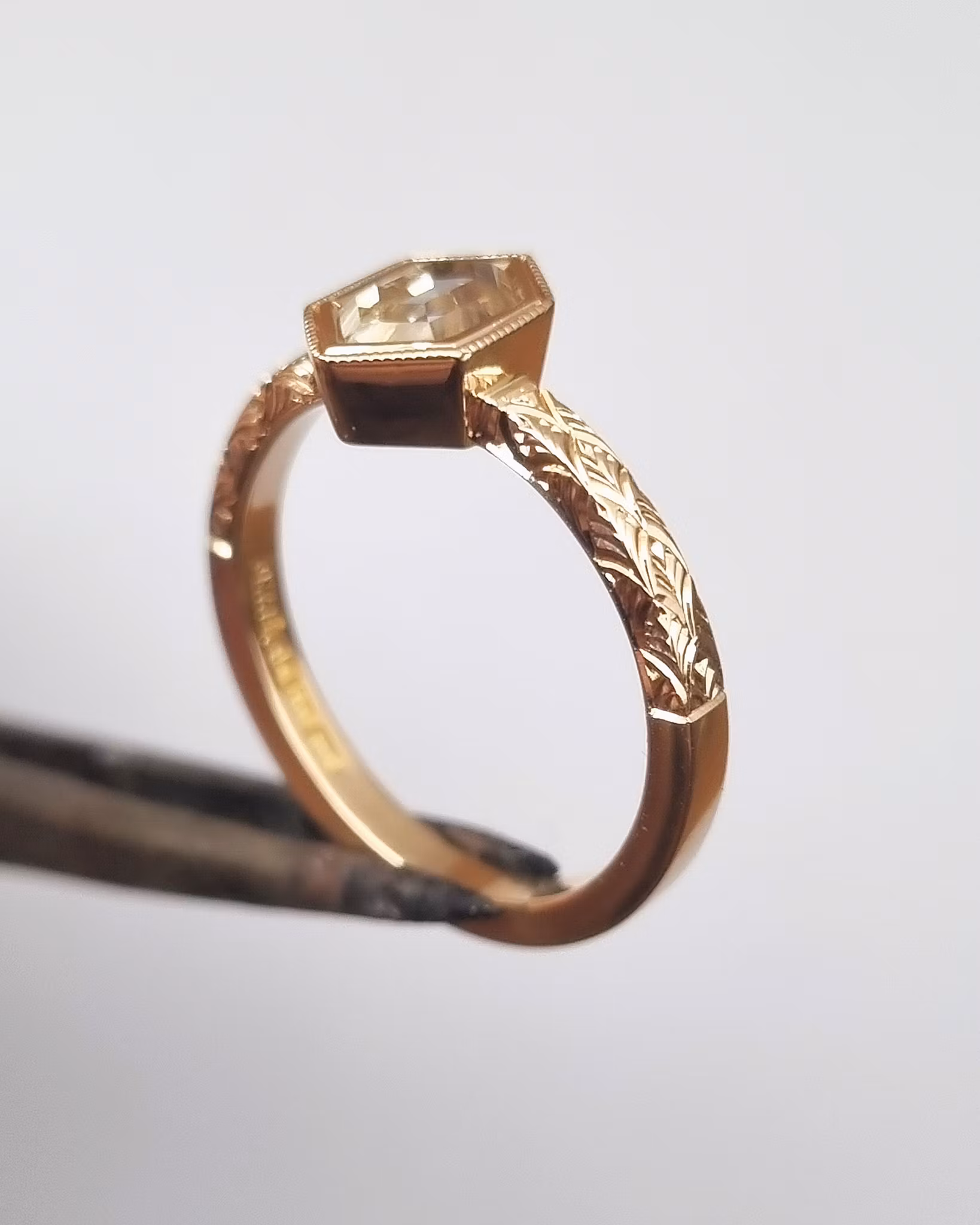 Fawn 'Art Deco' - Solitär i 18K med champagnesafir