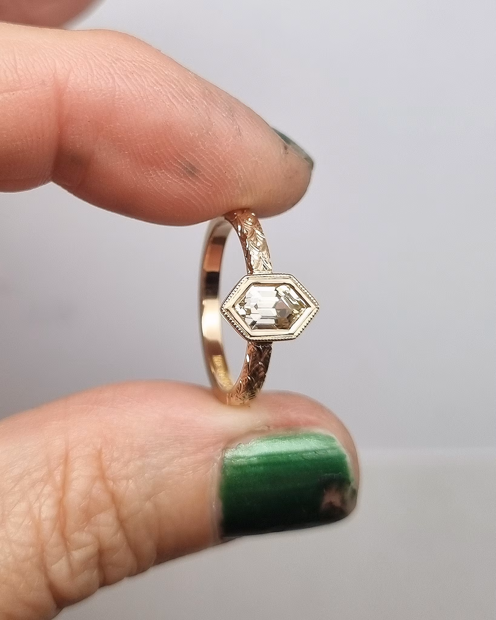Fawn 'Art Deco' - Solitär i 18K med champagnesafir