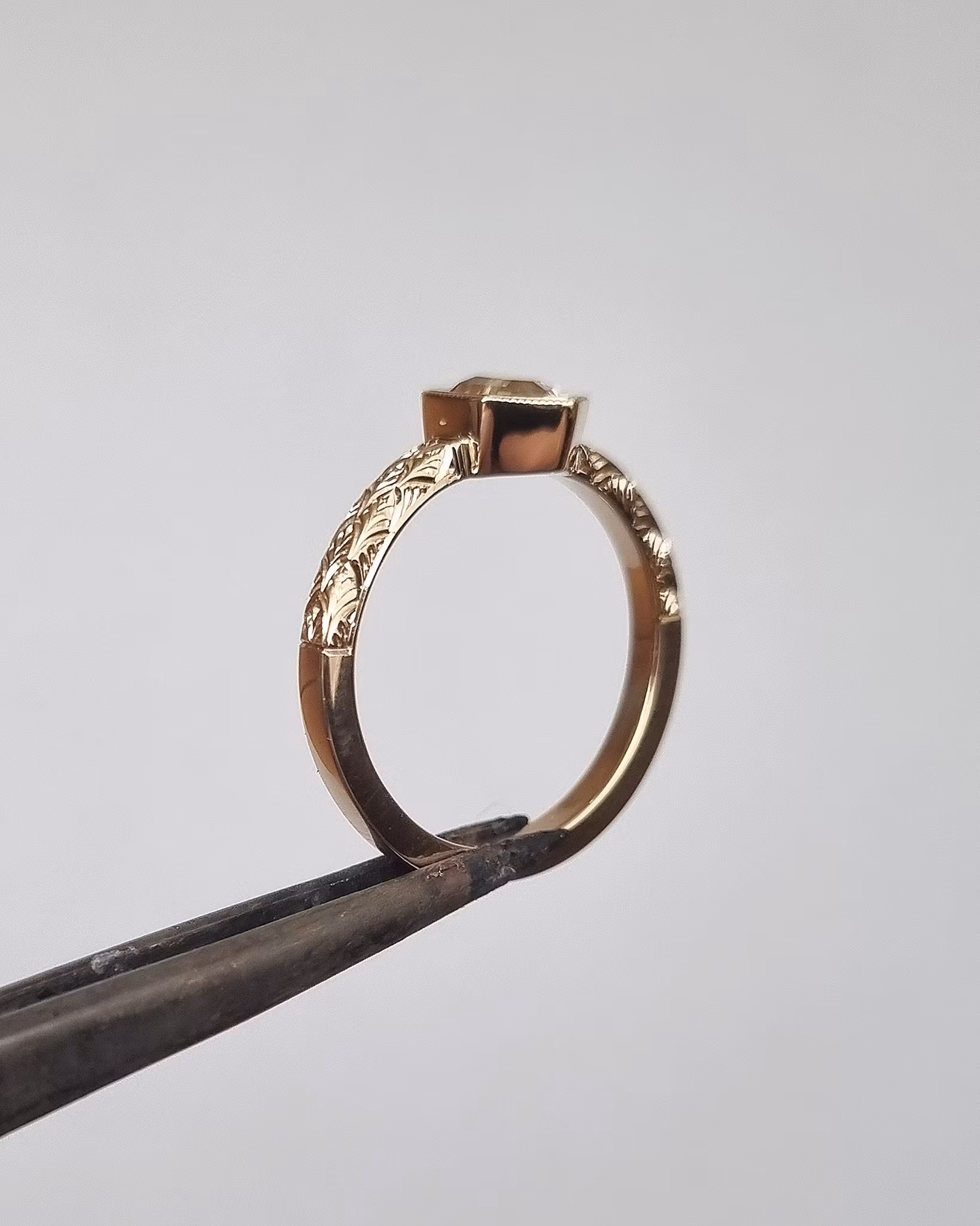 Fawn 'Art Deco' - Solitär i 18K med champagnesafir