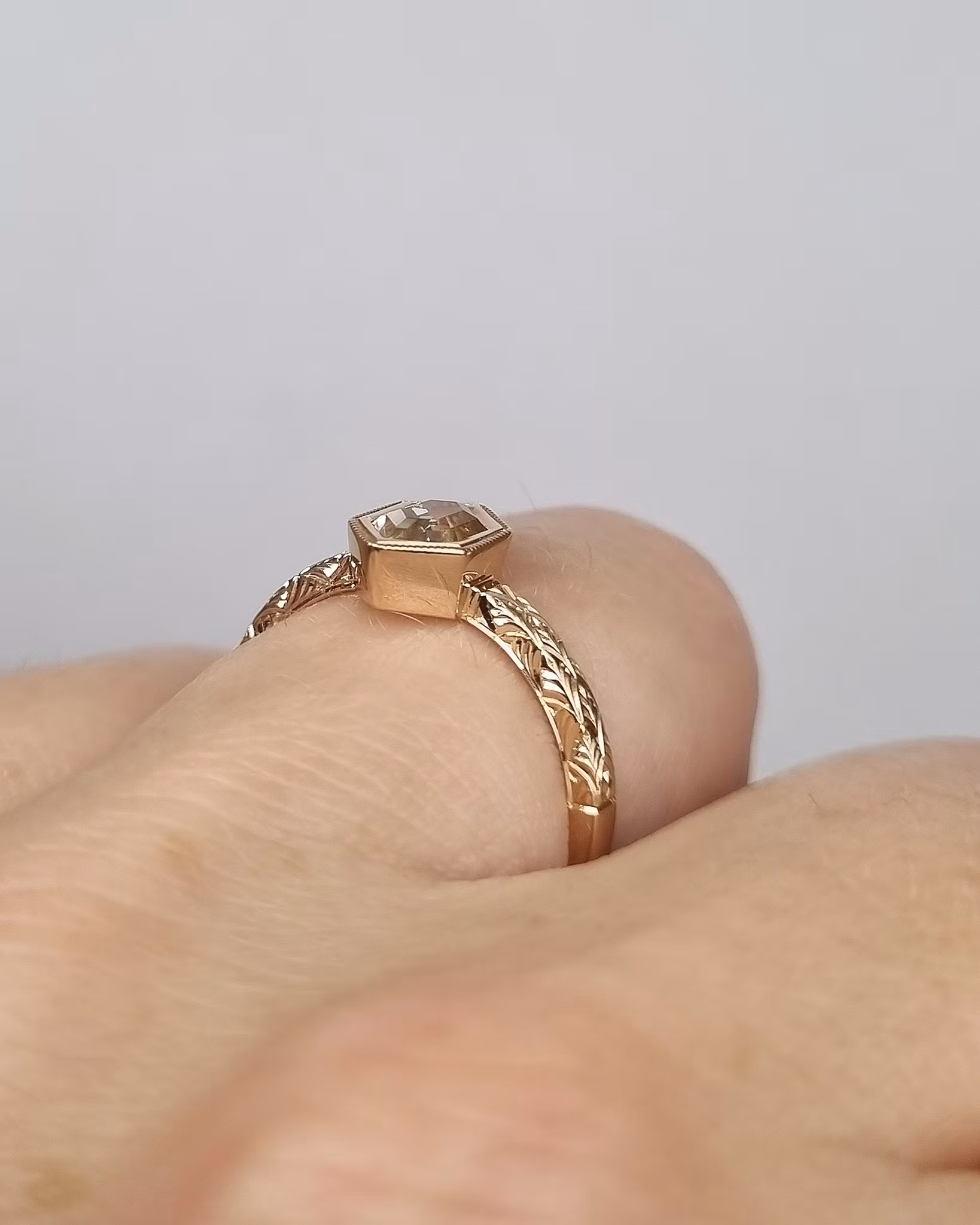 Fawn 'Art Deco' - Solitär i 18K med champagnesafir