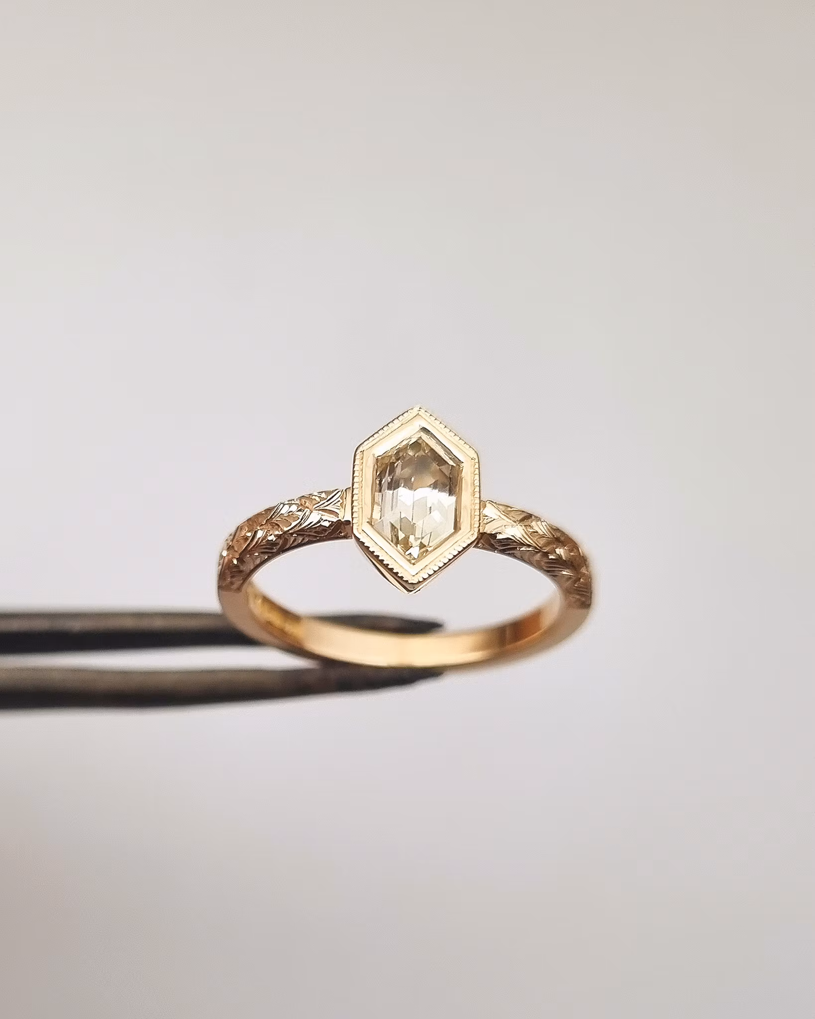 Fawn 'Art Deco' - Solitär i 18K med champagnesafir