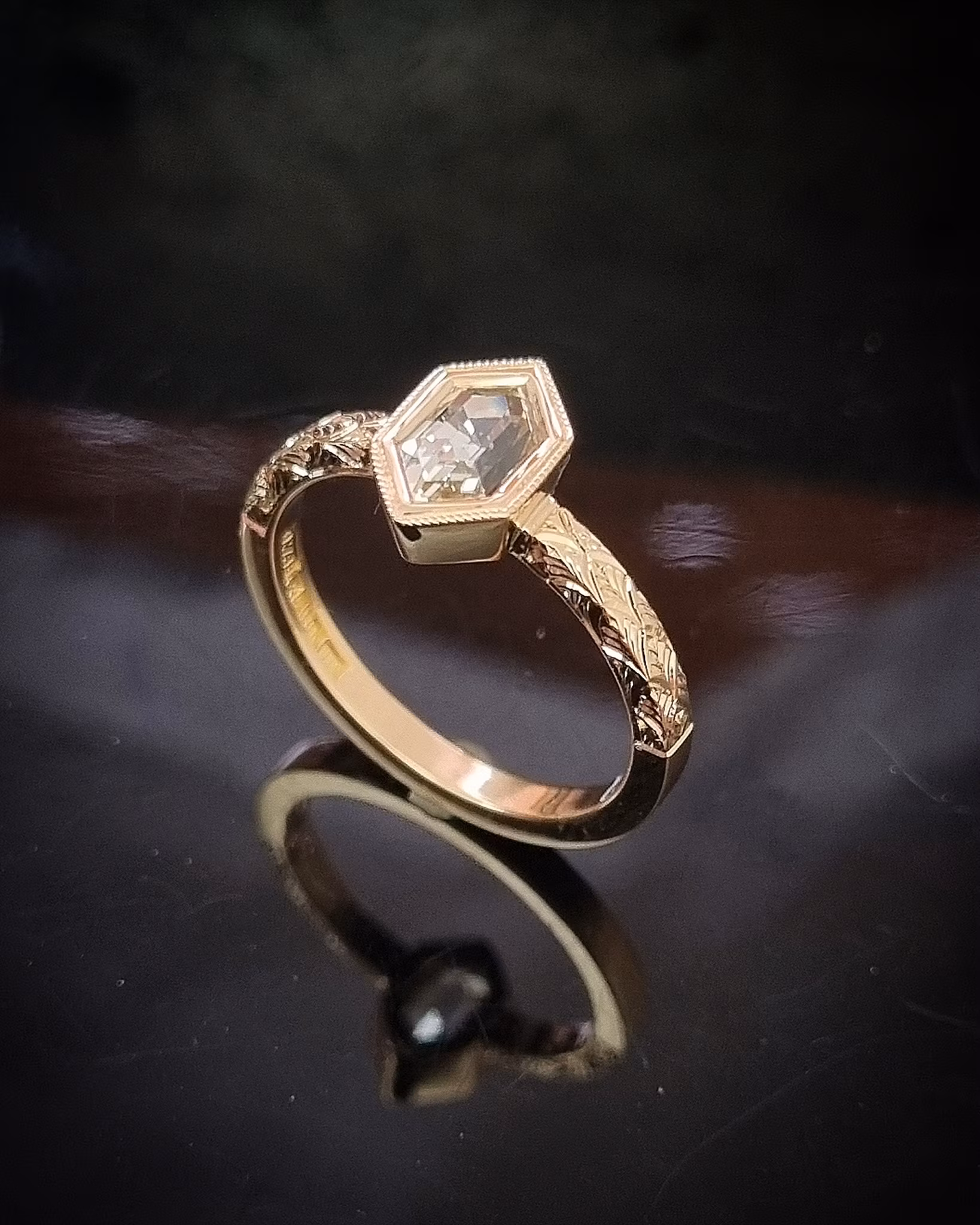 Fawn 'Art Deco' - Solitär i 18K med champagnesafir