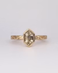 Fawn 'Art Deco' - Solitär i 18K med champagnesafir