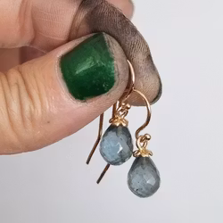 Mossaquamarin med Gullviva - örhängen i 18K