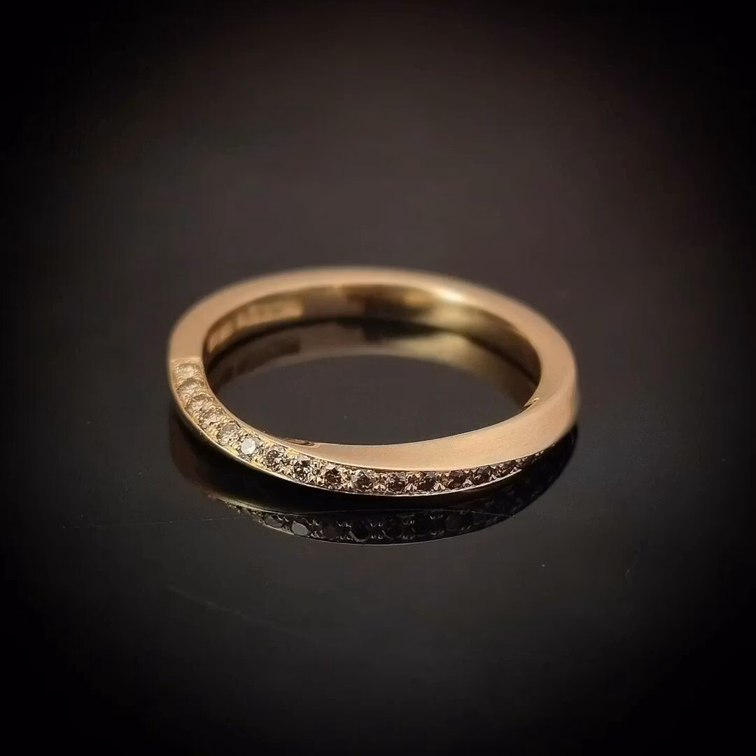 Twist - vriden ring i 18K guld