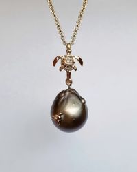 Guardian of the Ocean - Tredelat pärlhänge i 18 K