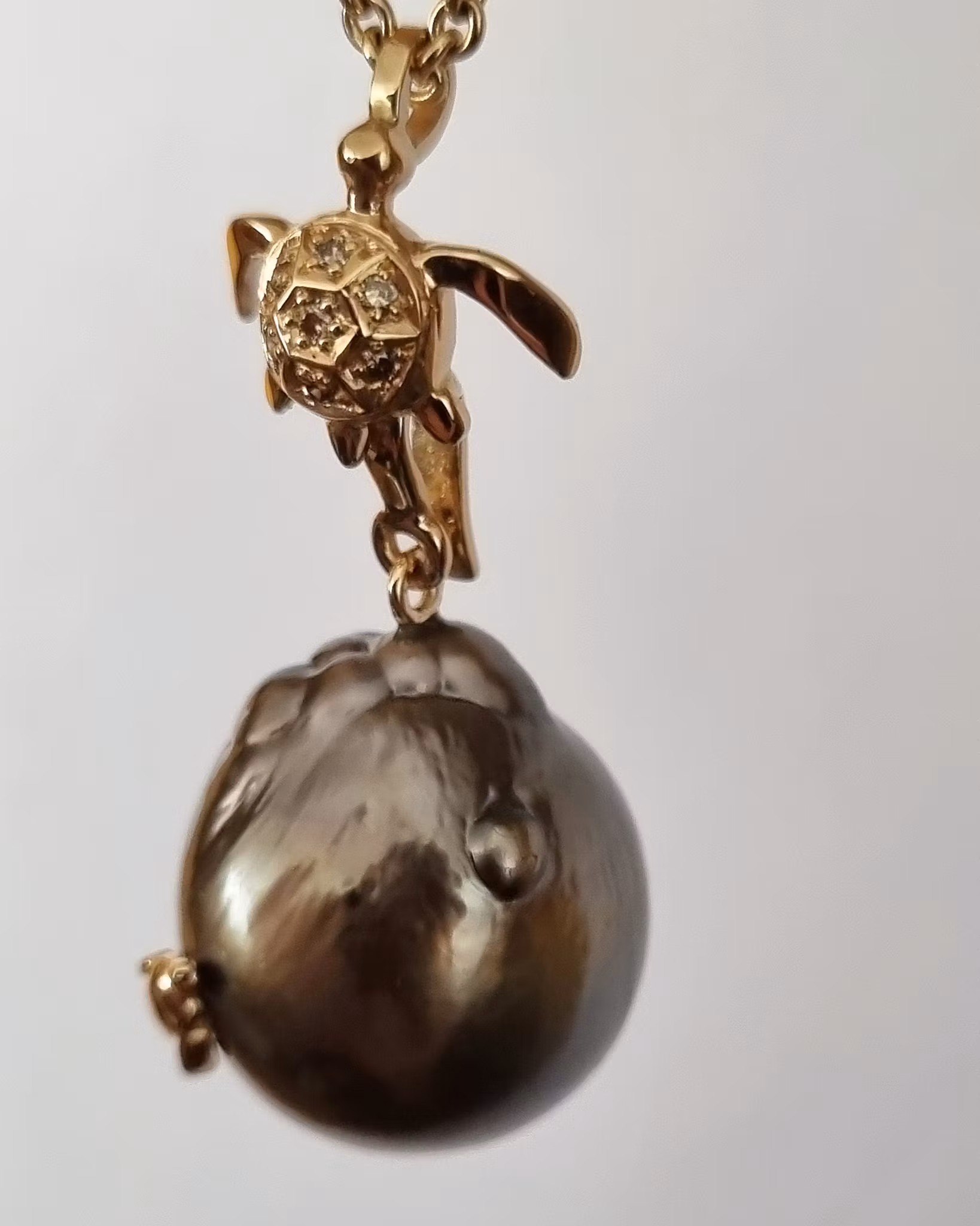 Guardian of the Ocean - Tredelat pärlhänge i 18 K