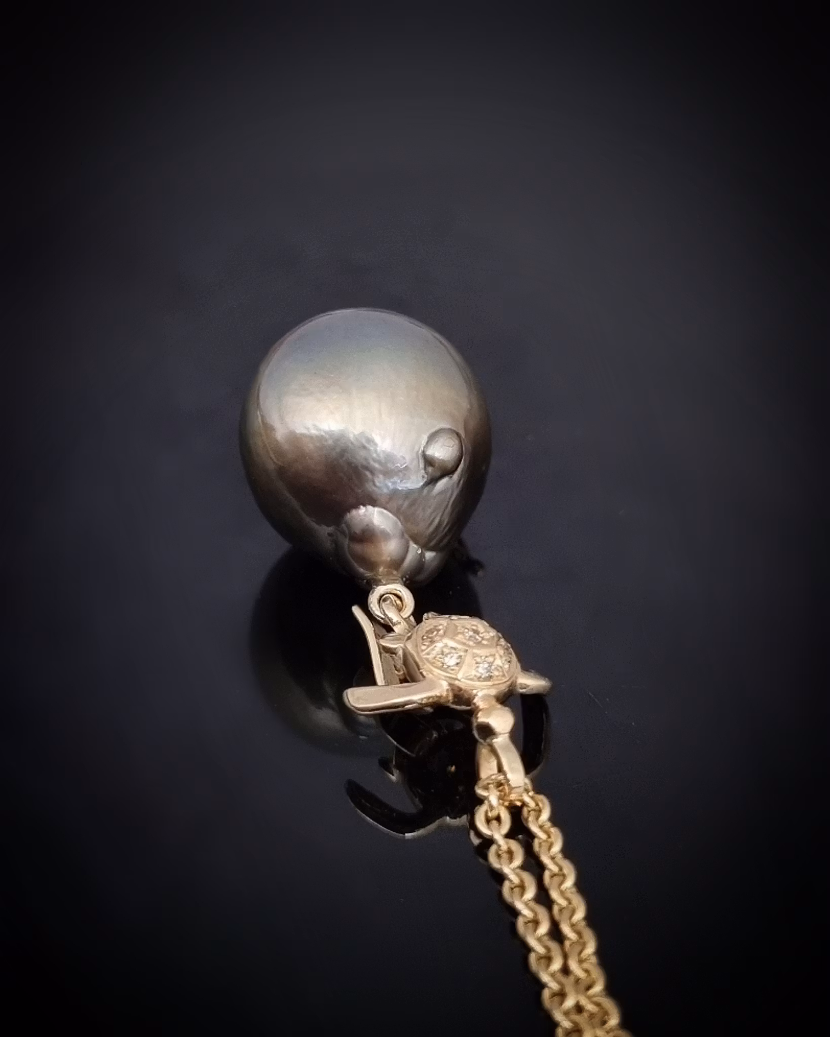 Guardian of the Ocean - Tredelat pärlhänge i 18 K