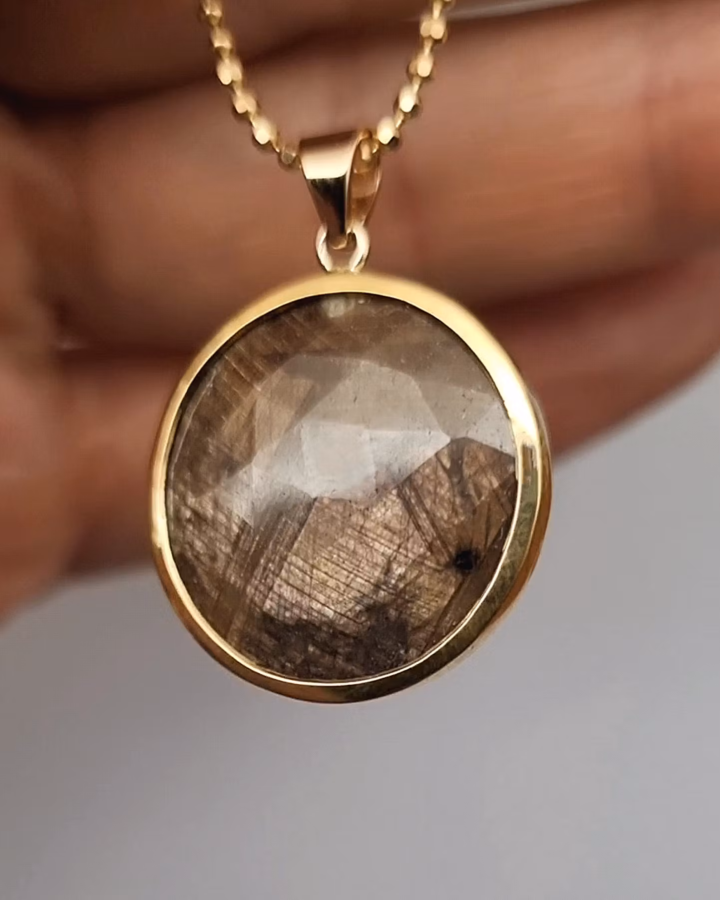 Safir 10,26 ct - hänge i guld