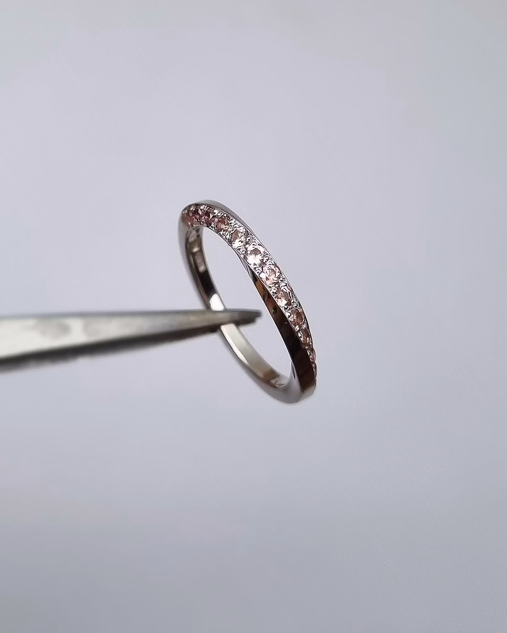 Twist - 18K vitguldsring med rosabruna Safirer