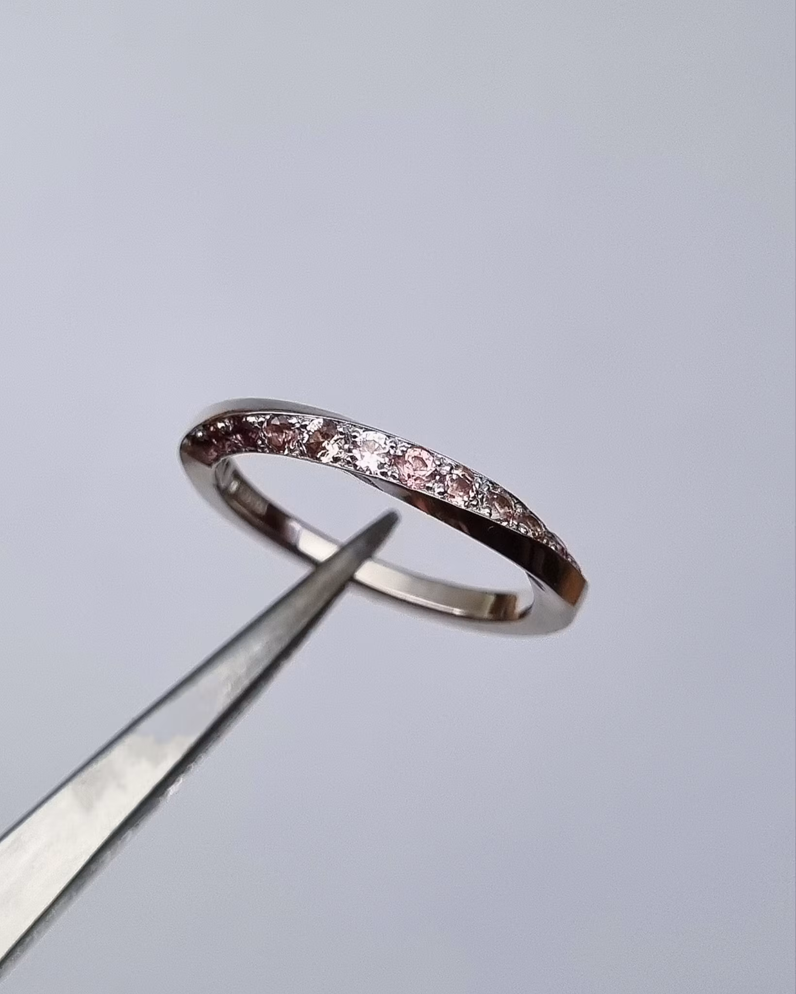 Twist - 18K vitguldsring med rosabruna Safirer