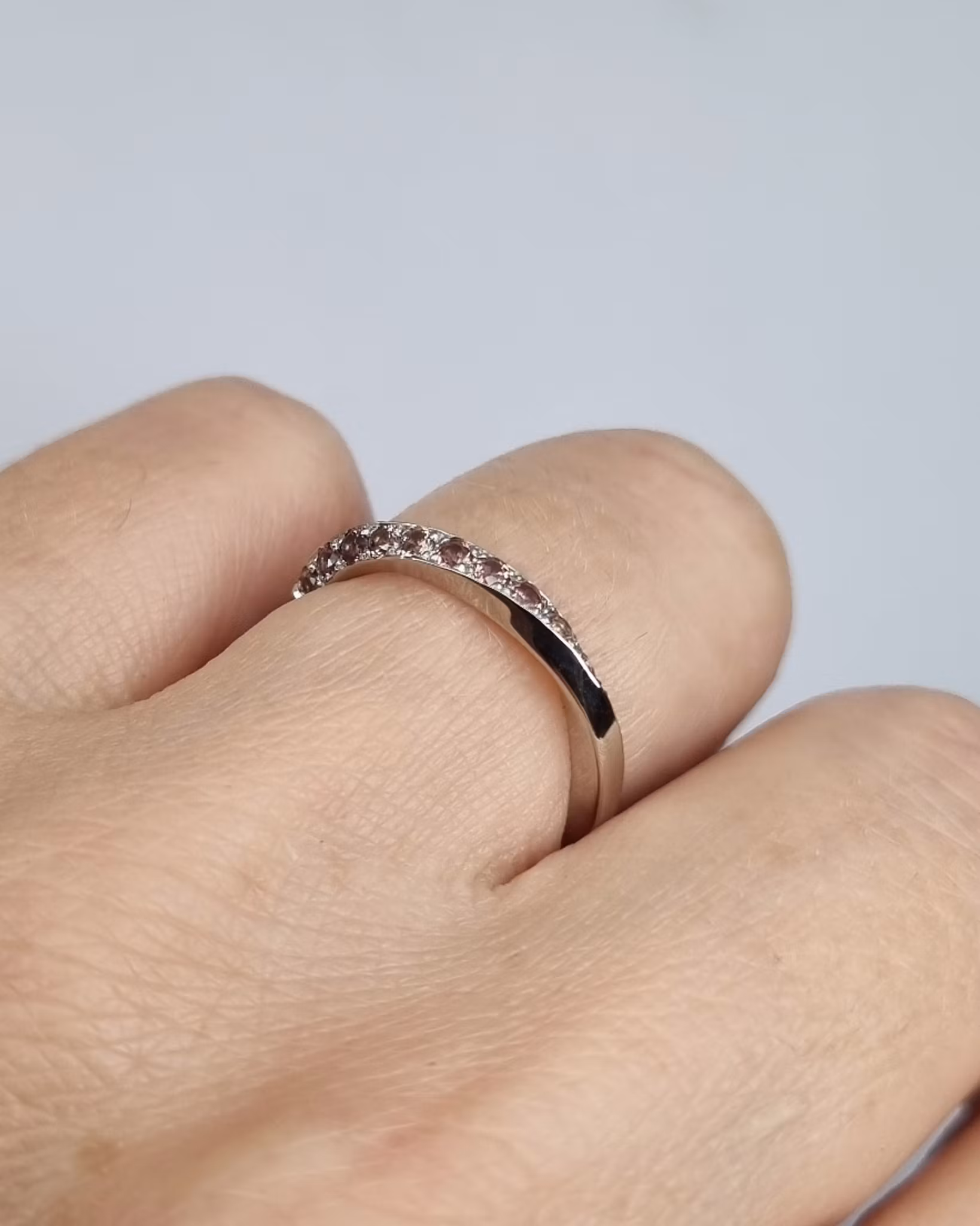 Twist - 18K vitguldsring med rosabruna Safirer