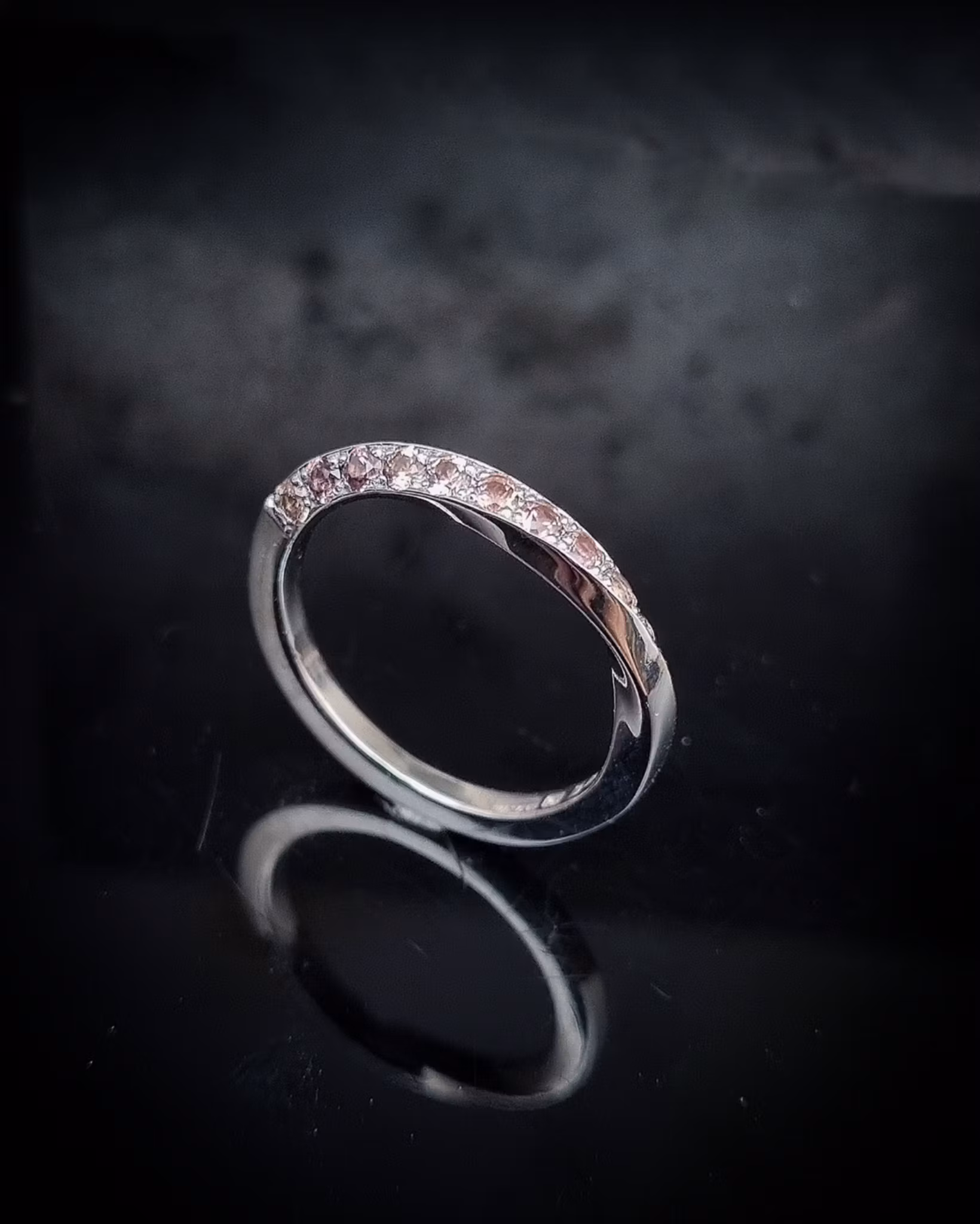 Twist - 18K vitguldsring med rosabruna Safirer