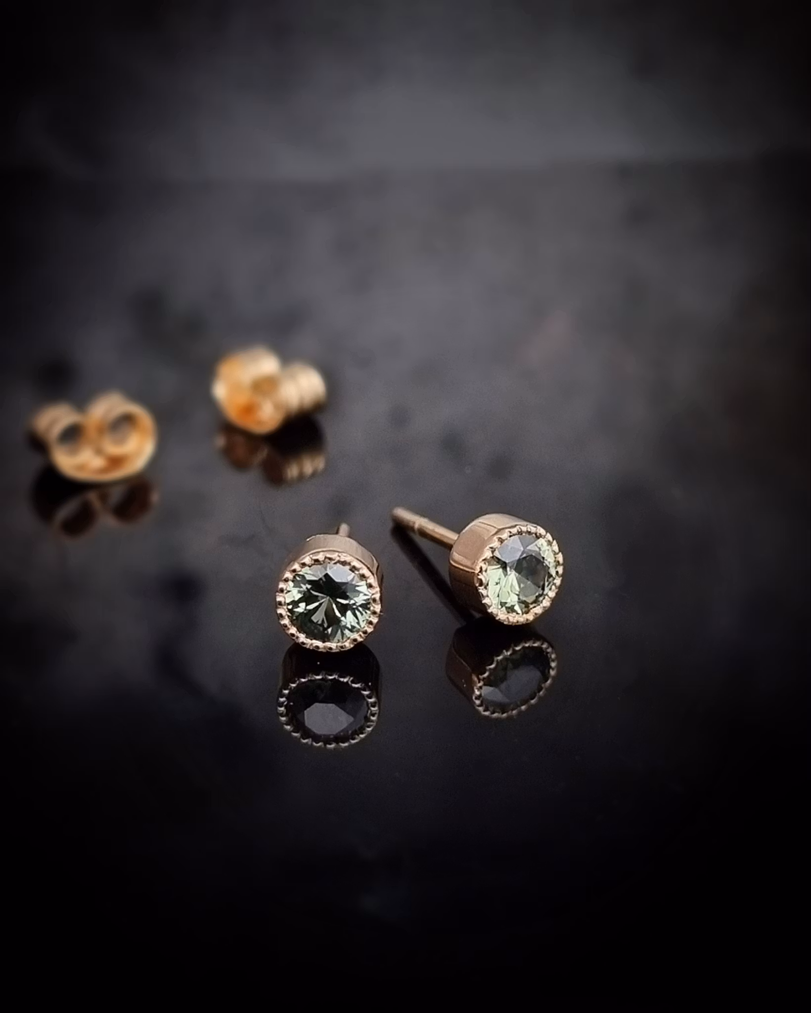 Gröna safirer studs - örhängen i 18K