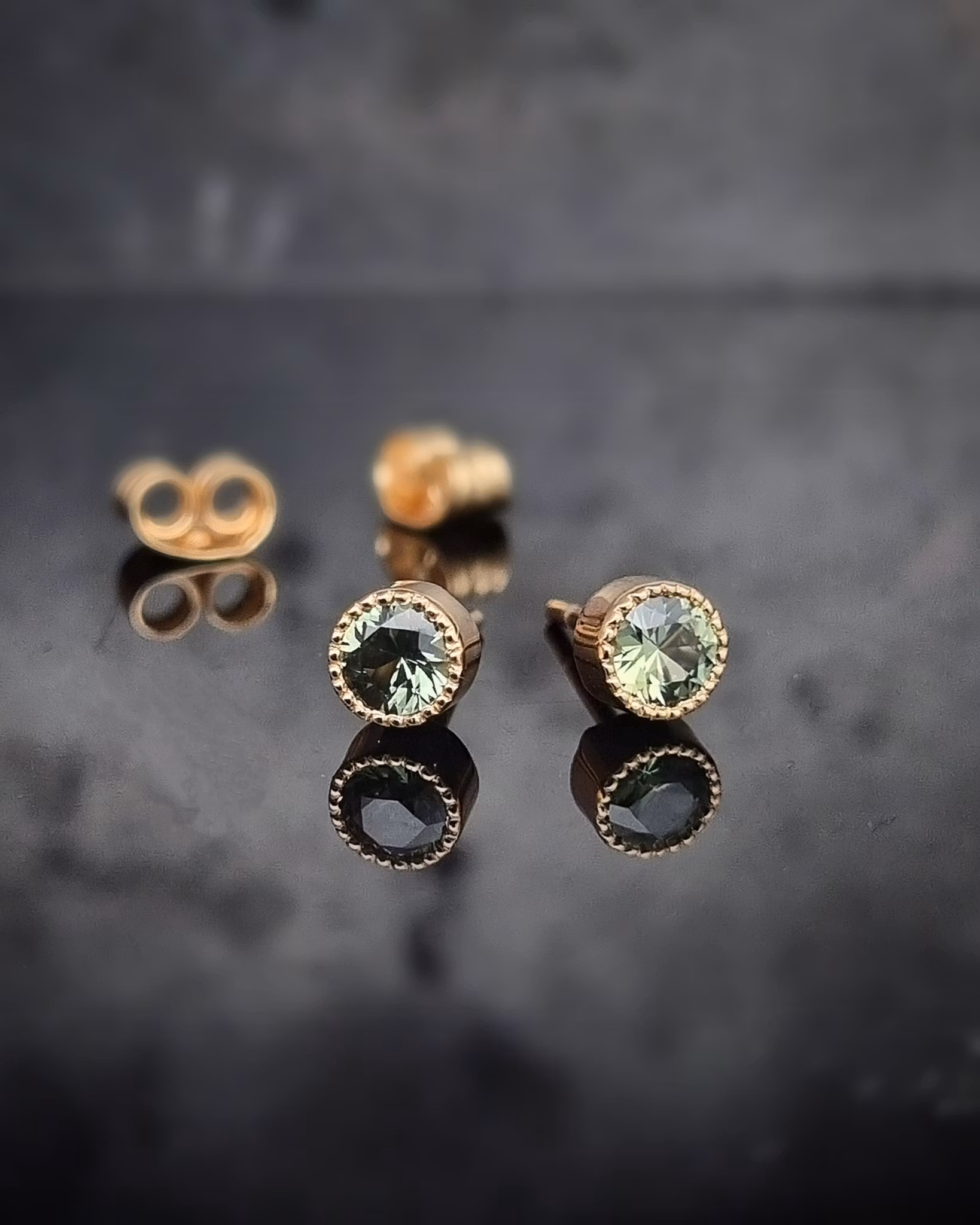 Gröna safirer studs - örhängen i 18K