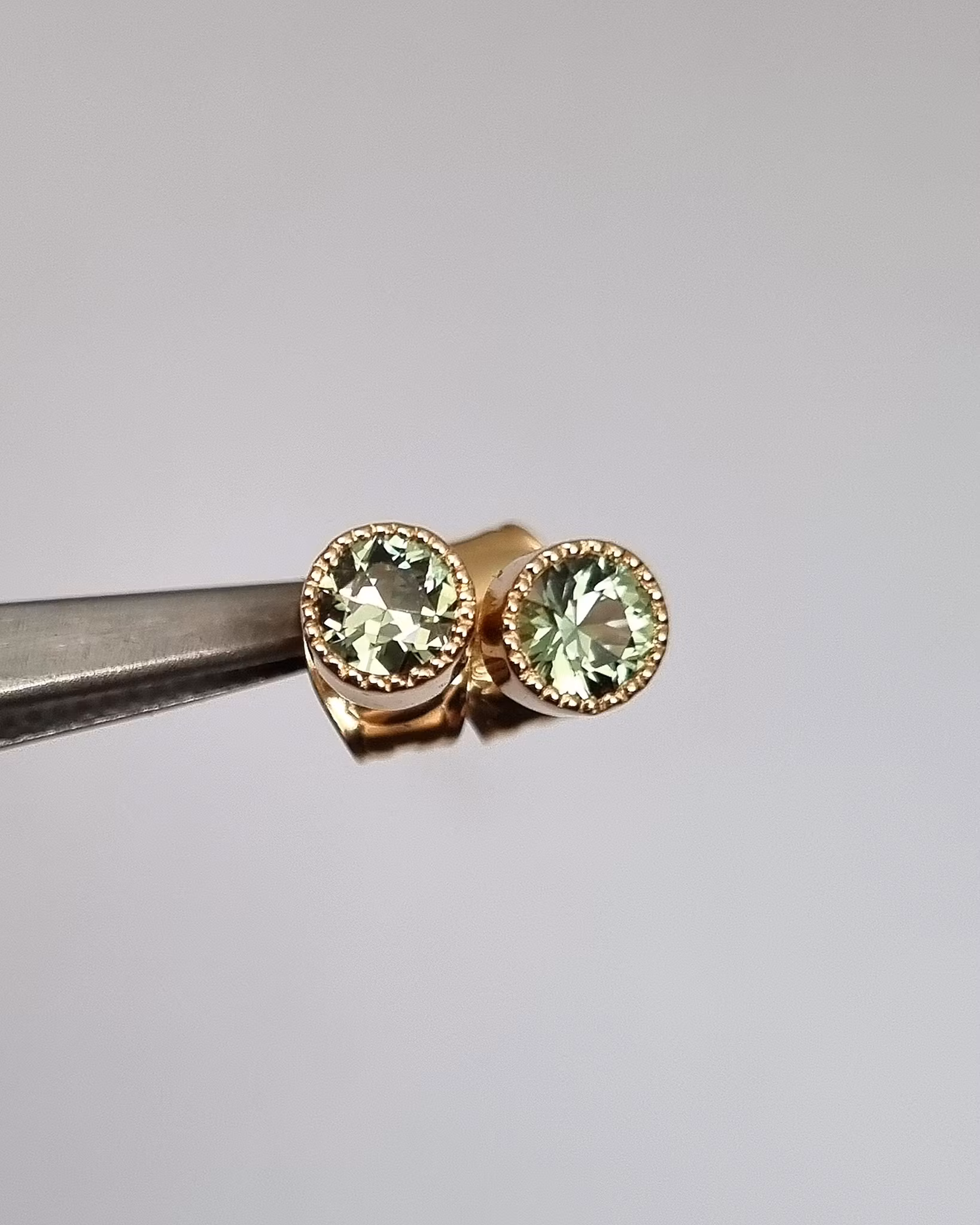 Gröna safirer studs - örhängen i 18K