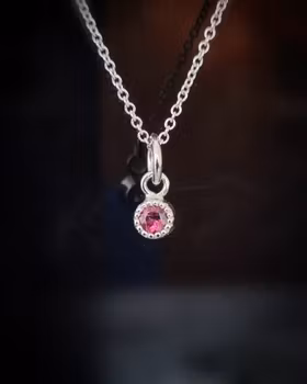 Turmalin "hot pink' - minihänge i 18K vitguld