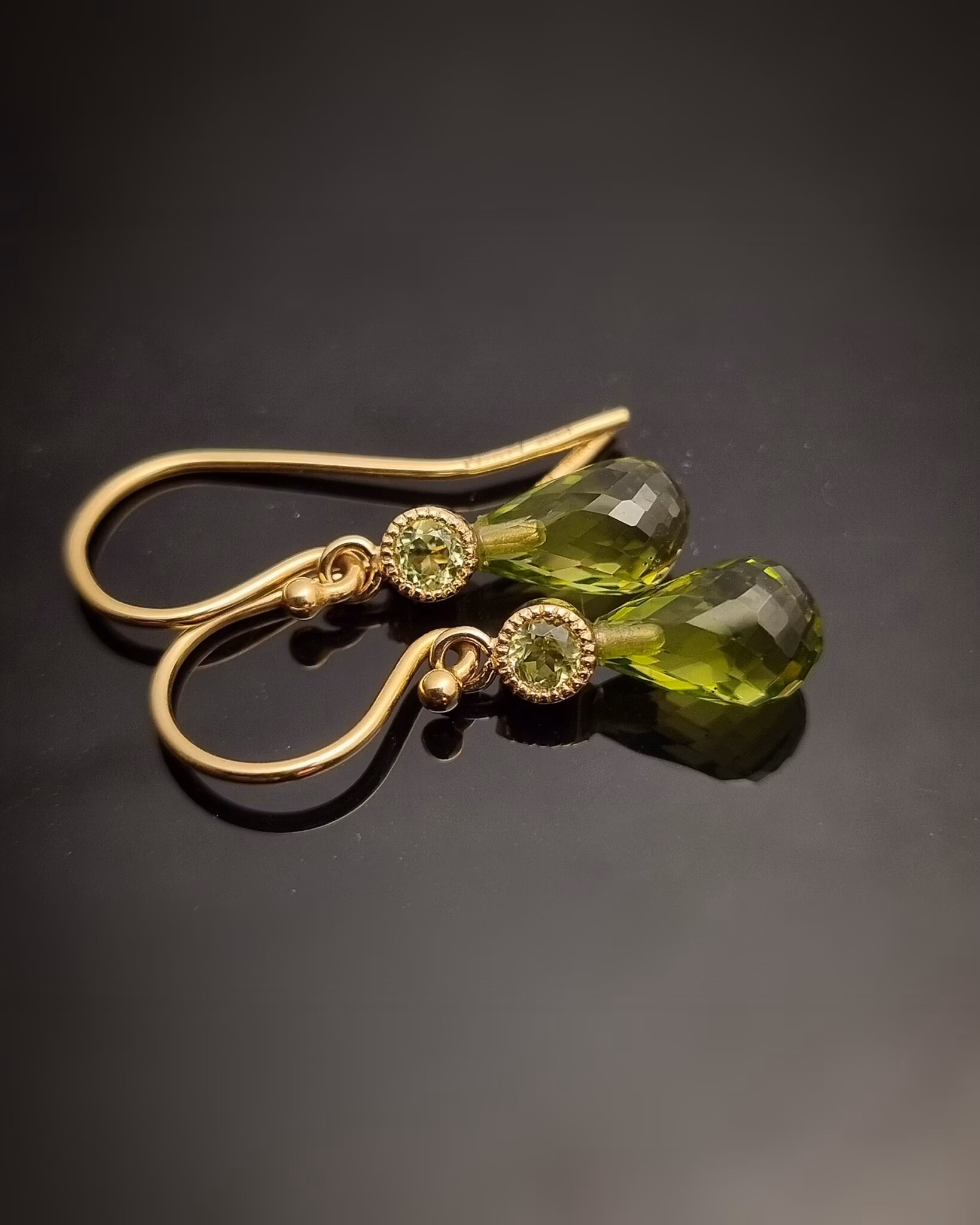 Peridot med Peridot- örhängen i 18K