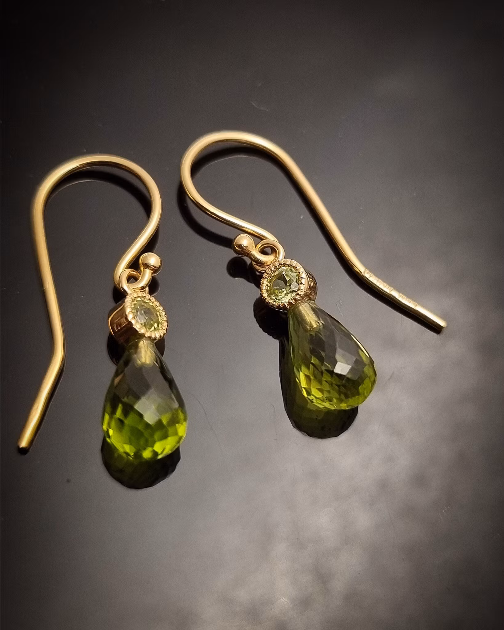 Peridot med Peridot- örhängen i 18K