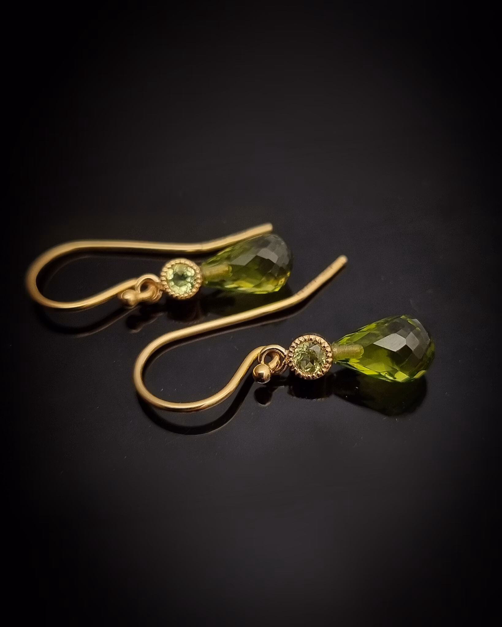 Peridot med Peridot- örhängen i 18K