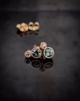 Safirer studs teal & peach - örhängen i 18K