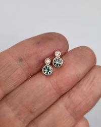 Safirer studs teal & peach - örhängen i 18K