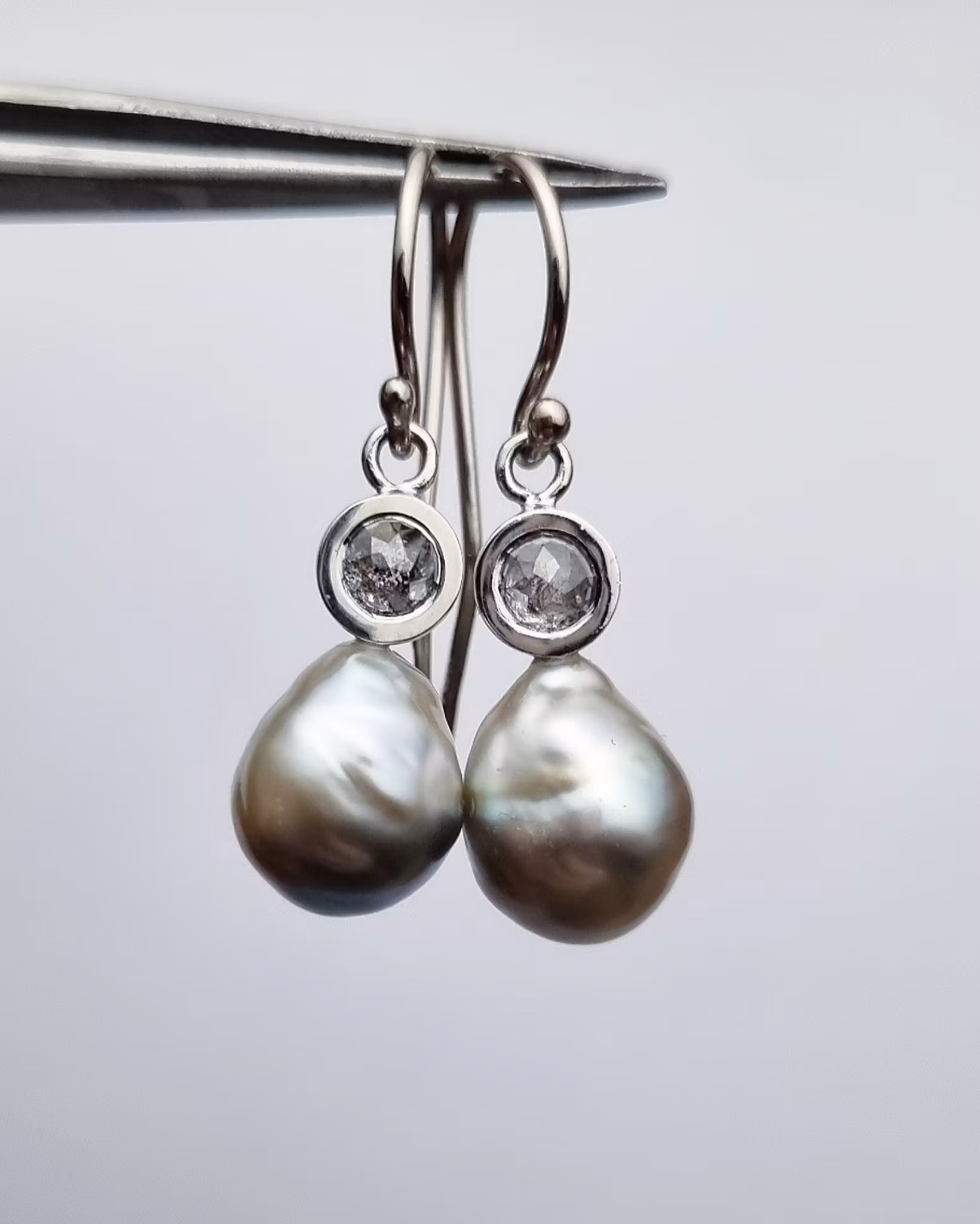 Salt & Peppar 0,35 ct med Tahitipärlor - diamantörhängen i 18K vitguld