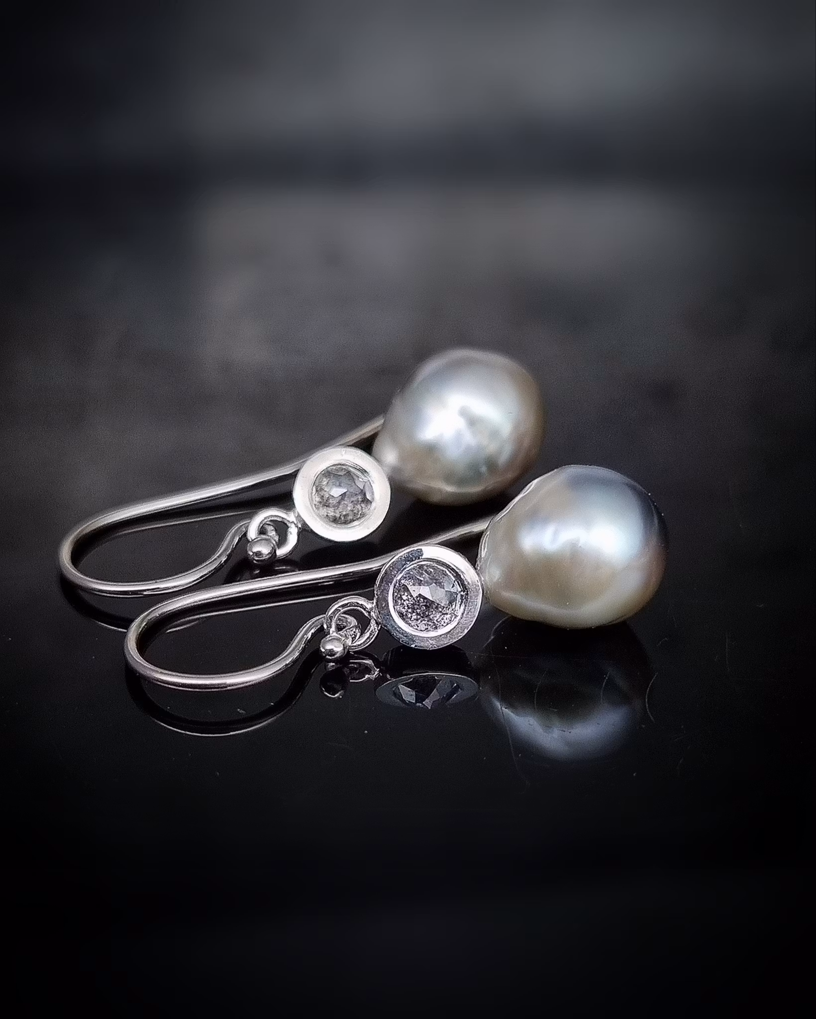 Salt & Peppar 0,35 ct med Tahitipärlor - diamantörhängen i 18K vitguld