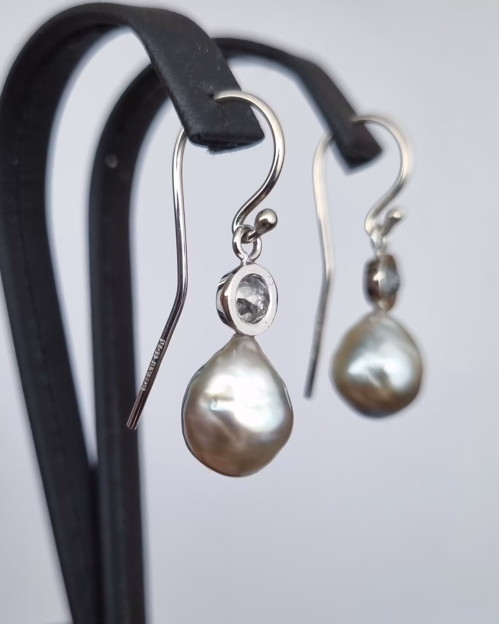 Salt & Peppar 0,35 ct med Tahitipärlor - diamantörhängen i 18K vitguld