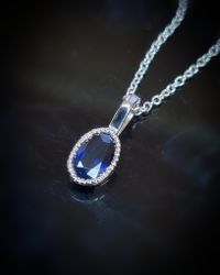 Klassisk mörkblå Safir - Hänge i 18K vitguld