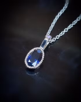 Klassisk mörkblå Safir - Hänge i 18K vitguld