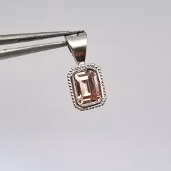 Ljuslila Safir 4 x 6 mm smaragdslipad - 'made by order'