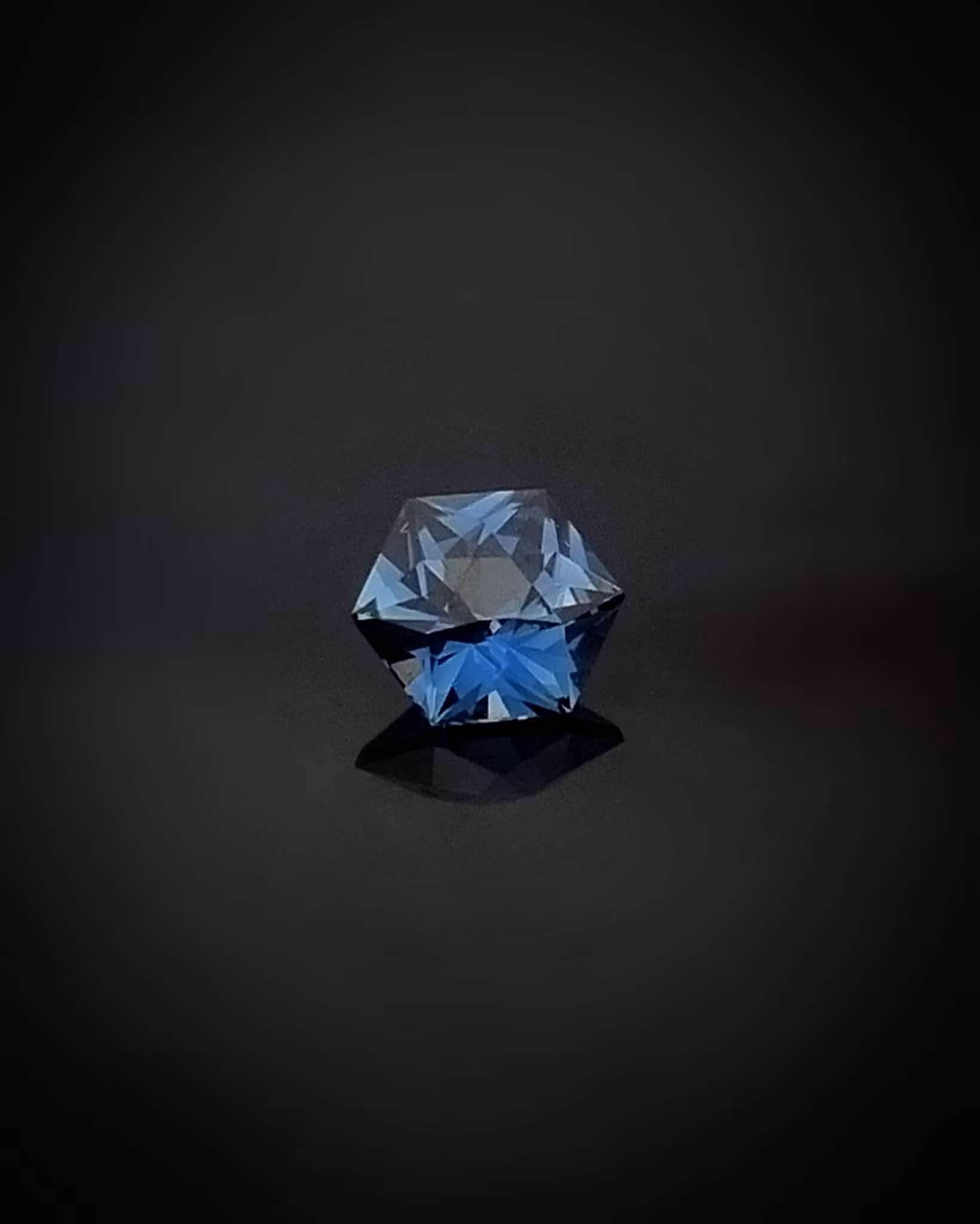 Klarblå Safir hexagonslipad - 'made by order'