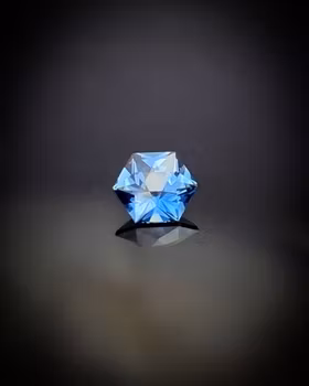 Klarblå Safir hexagonslipad - 'made by order'
