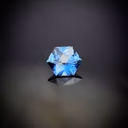 Klarblå Safir hexagonslipad - 'made by order'