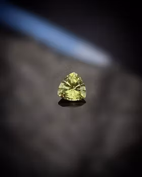 Limegrön Safir 4,6 mm trilliant - 'made by order'