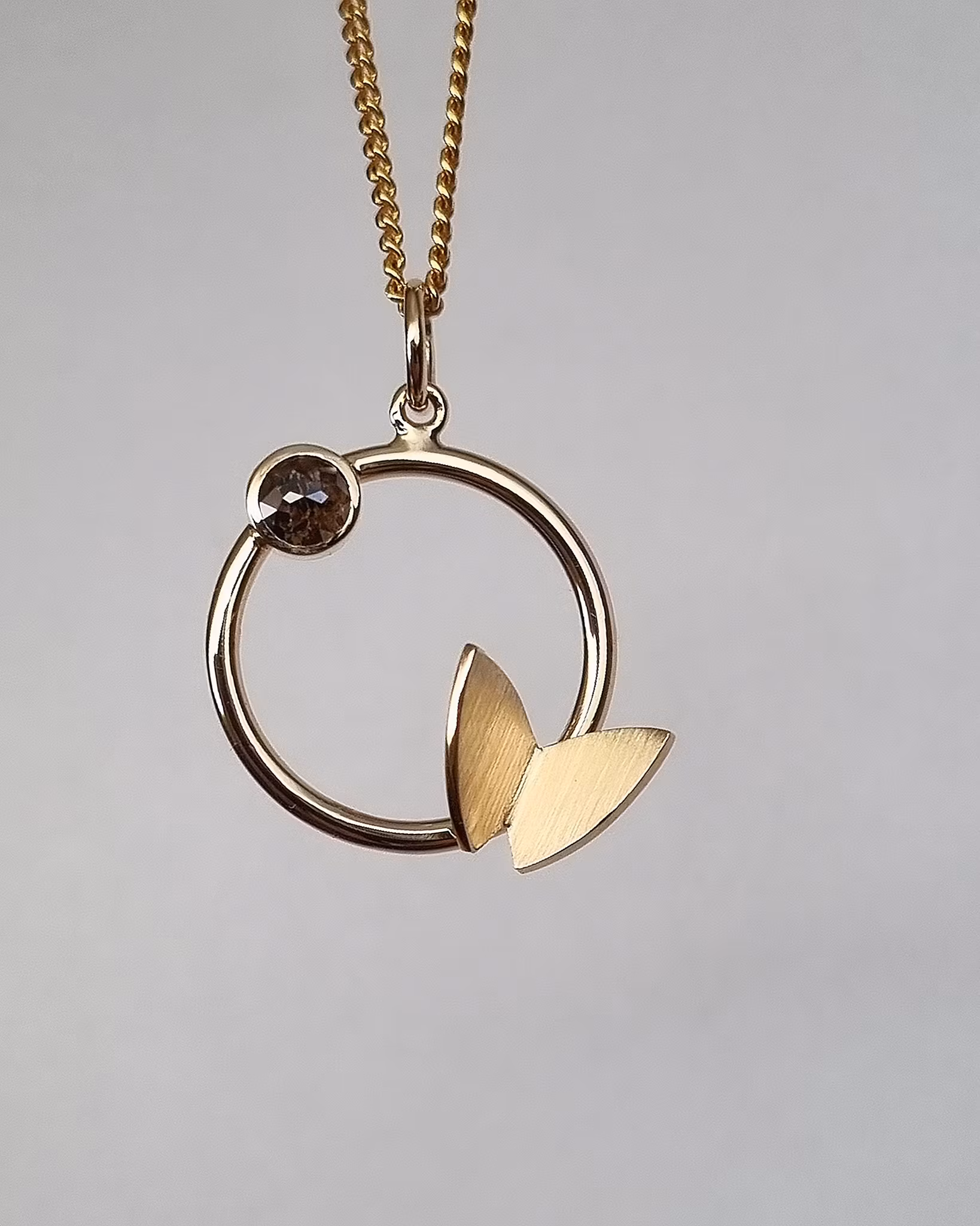 Fjäril på ring med coffeediamant 0,35 ct - hänge i 18K guld