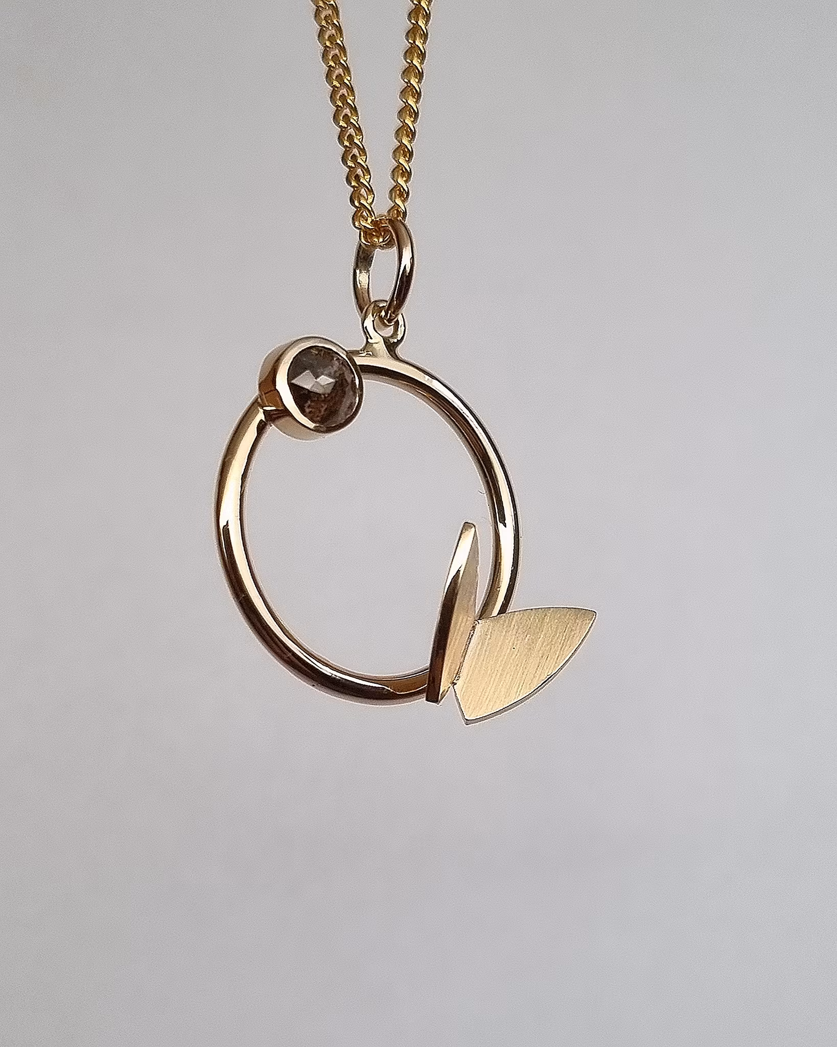 Fjäril på ring med coffeediamant 0,35 ct - hänge i 18K guld