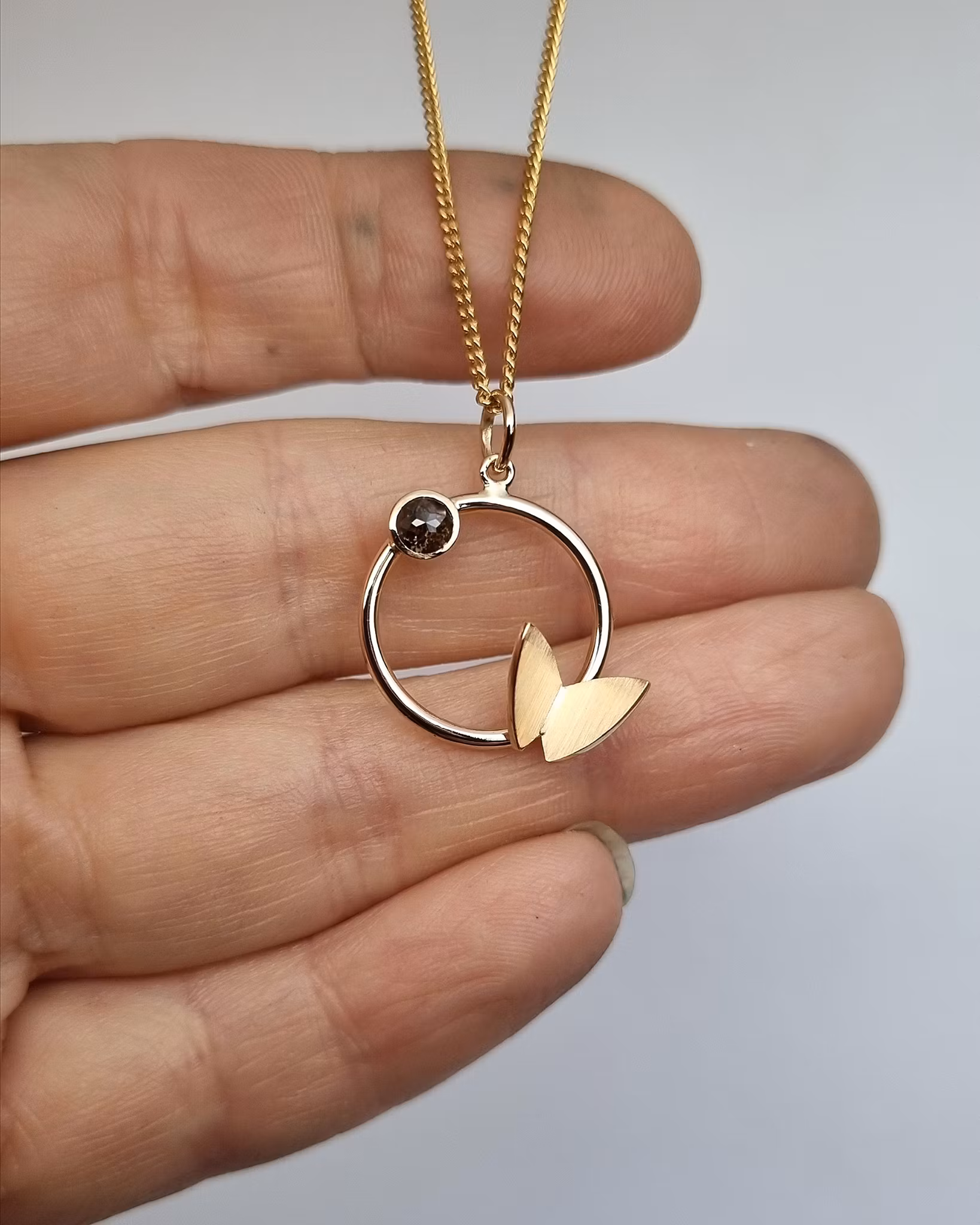 Fjäril på ring med coffeediamant 0,35 ct - hänge i 18K guld