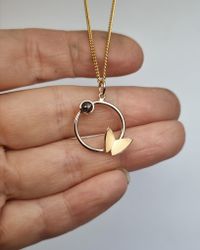 Fjäril på ring med coffeediamant 0,35 ct - hänge i 18K guld