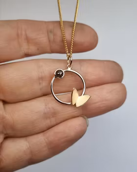 Fjäril på ring med coffeediamant 0,35 ct - hänge i 18K guld