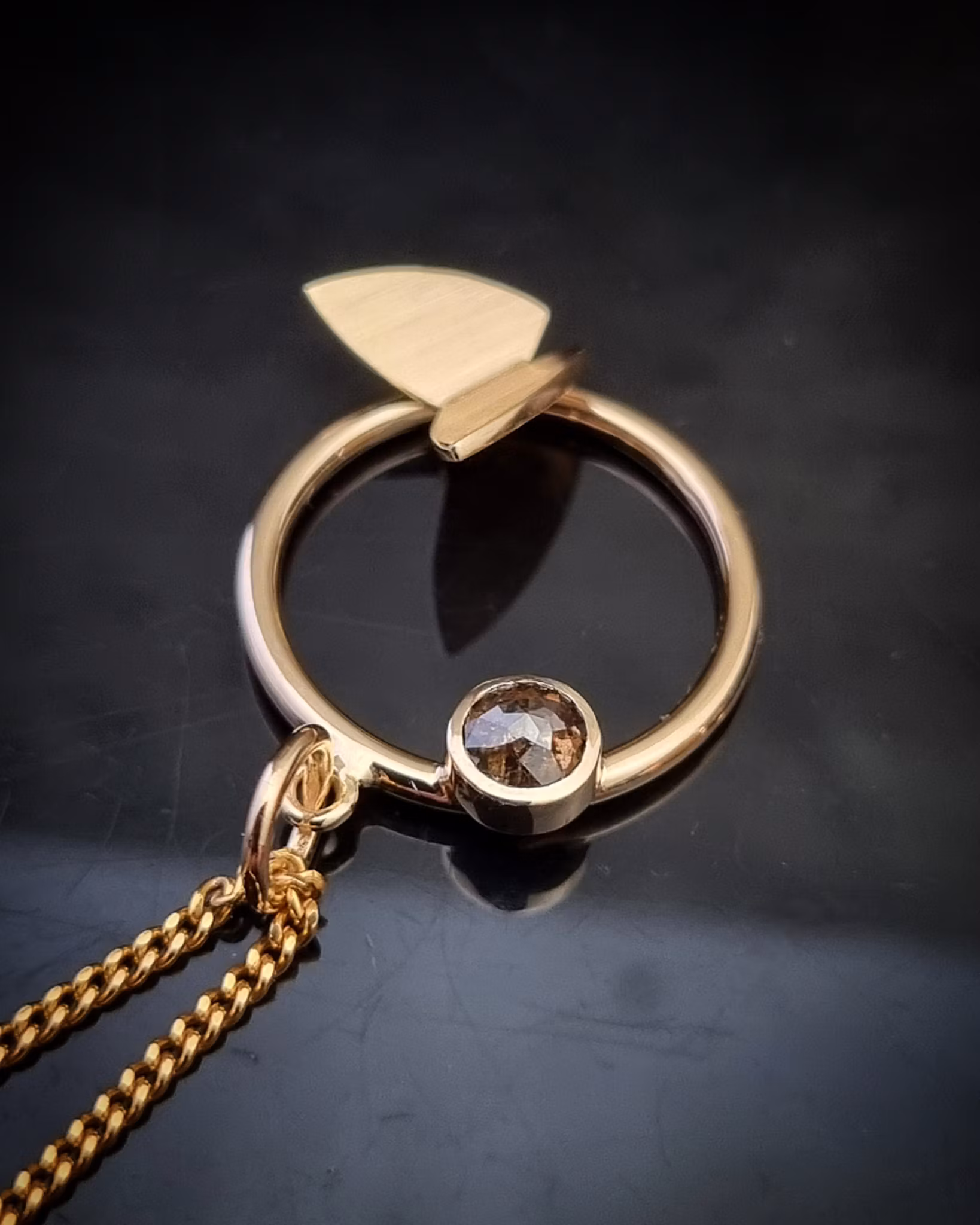 Fjäril på ring med coffeediamant 0,35 ct - hänge i 18K guld