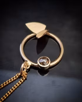 Fjäril på ring med coffeediamant 0,35 ct - hänge i 18K guld