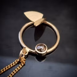 Fjäril på ring med coffeediamant 0,35 ct - hänge i 18K guld