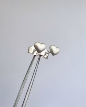 Tiny heart studs - örhängen i silver