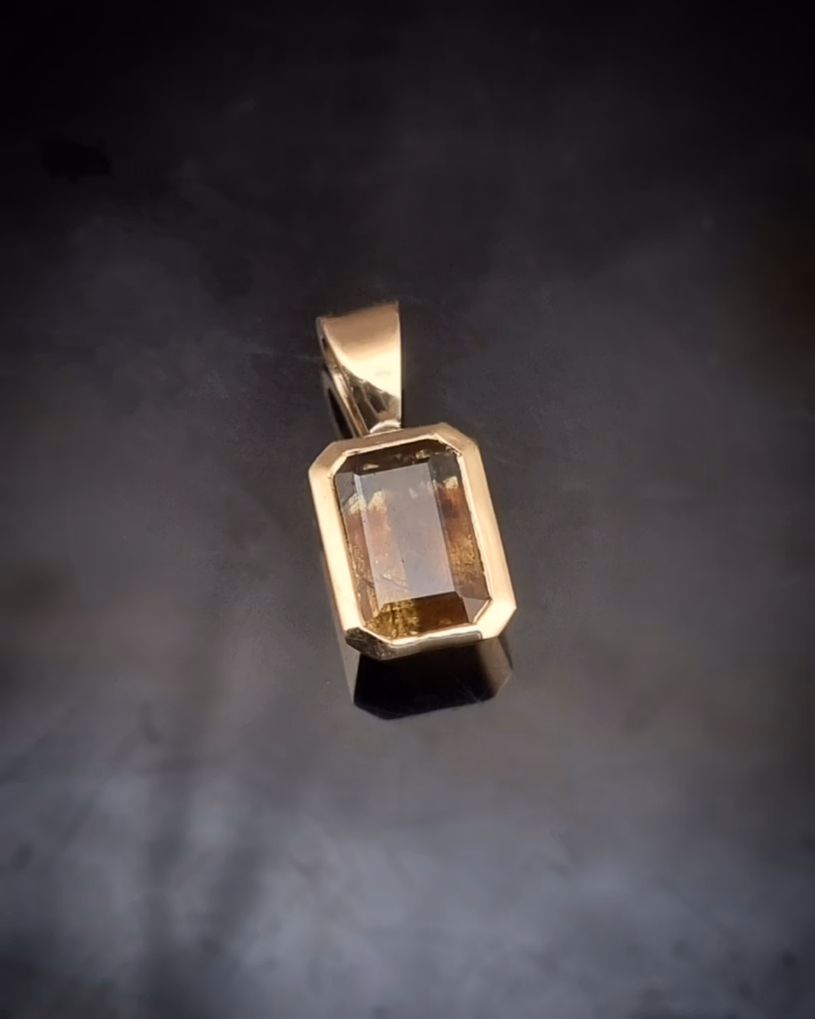 Bicolour Safir 1,42 ct - hänge i 18K guld