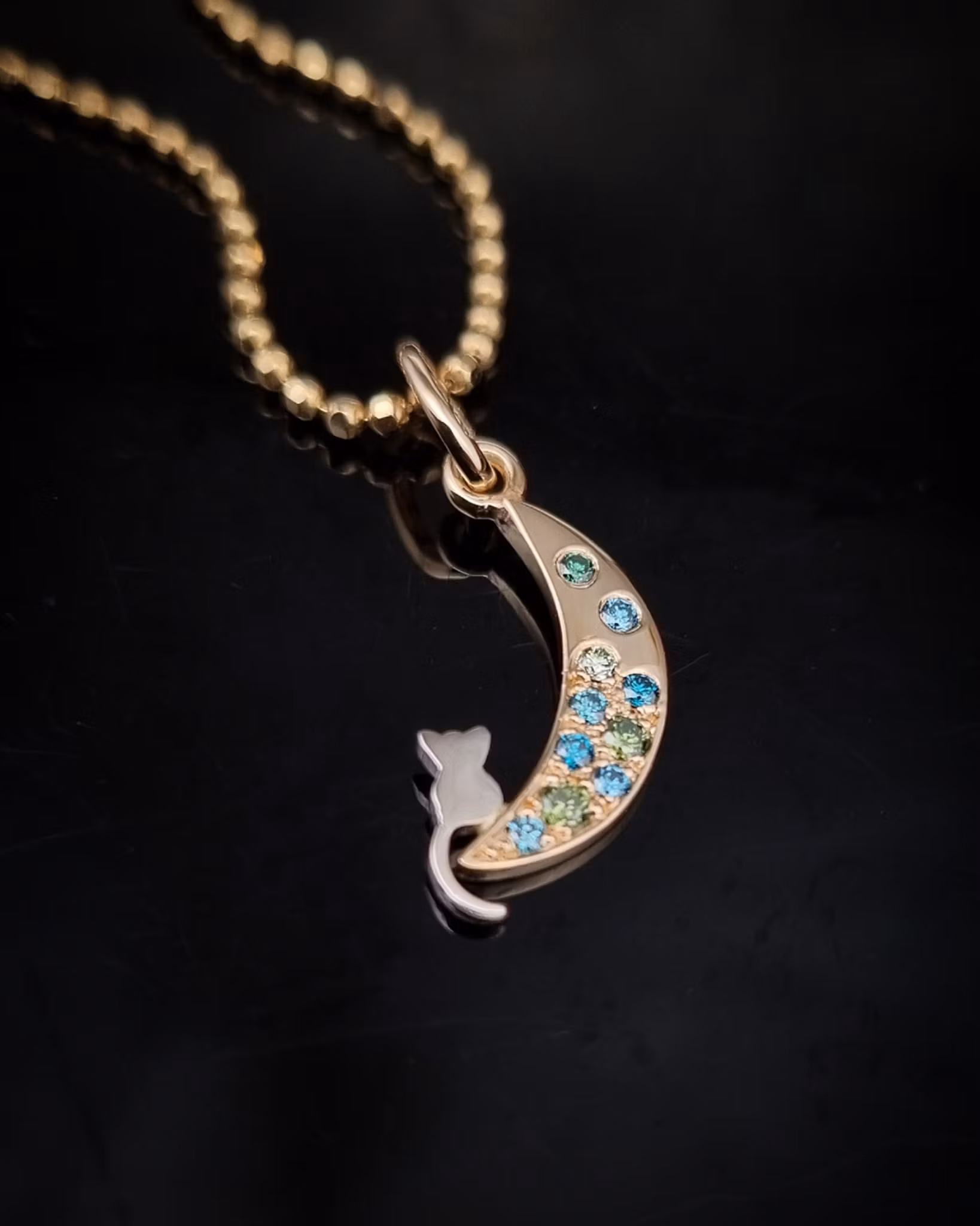 Cat(ch) the moon - diamanthänge i 18K guld