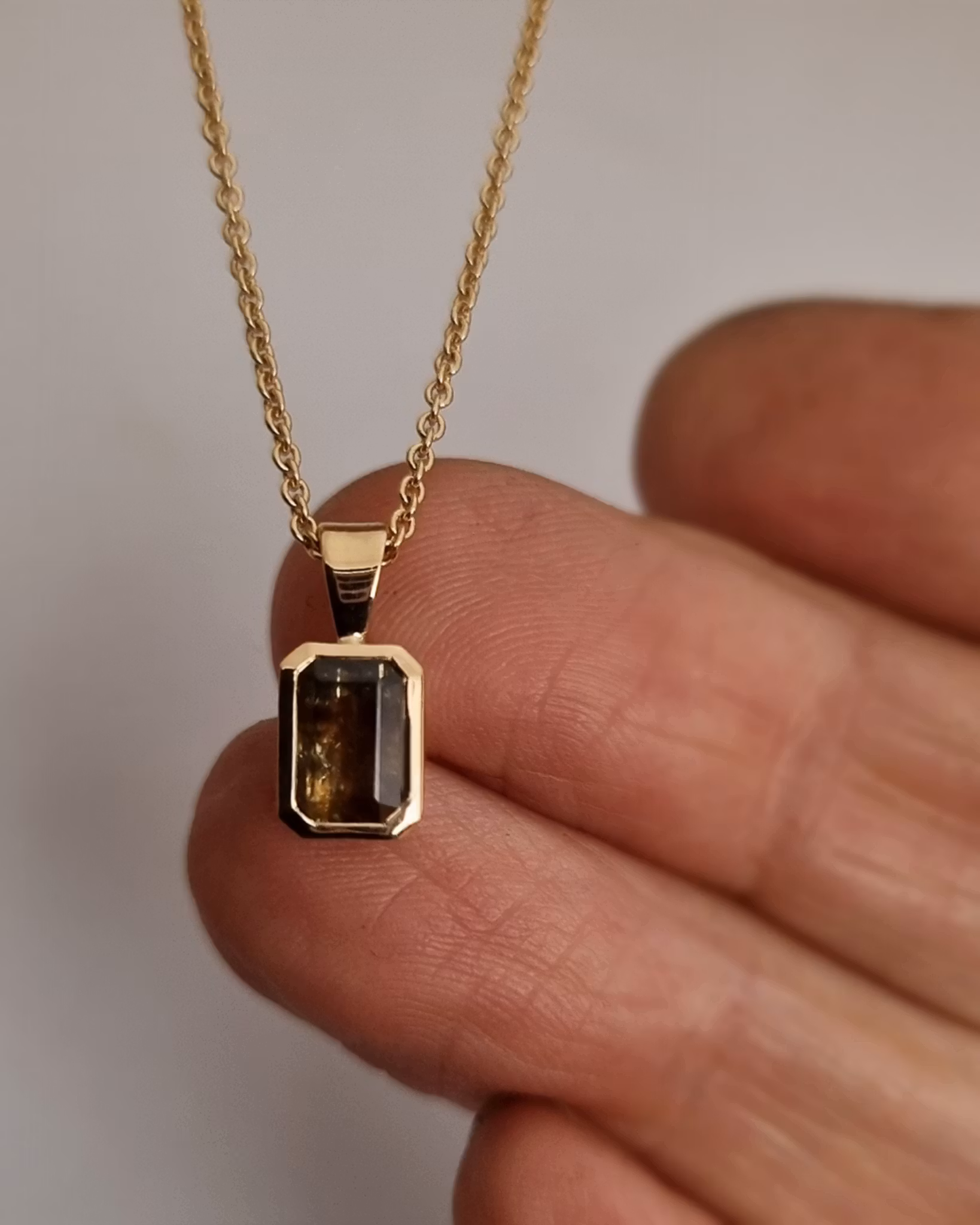 Bicolour Safir 1,42 ct - hänge i 18K guld